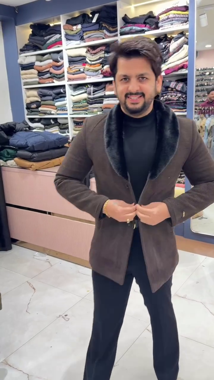 The Winter Aristocrat: Men’s Brown Wool-Blend Coat with Black Faux-Fur Collar